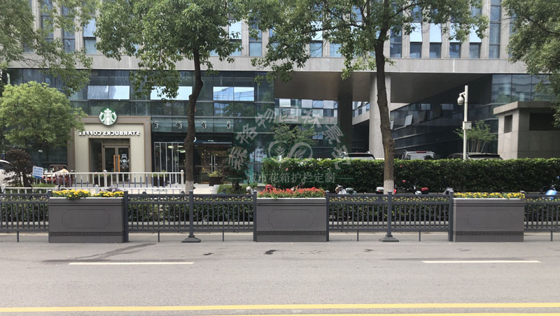 南京建鄴區(qū)PVC道路花箱案例