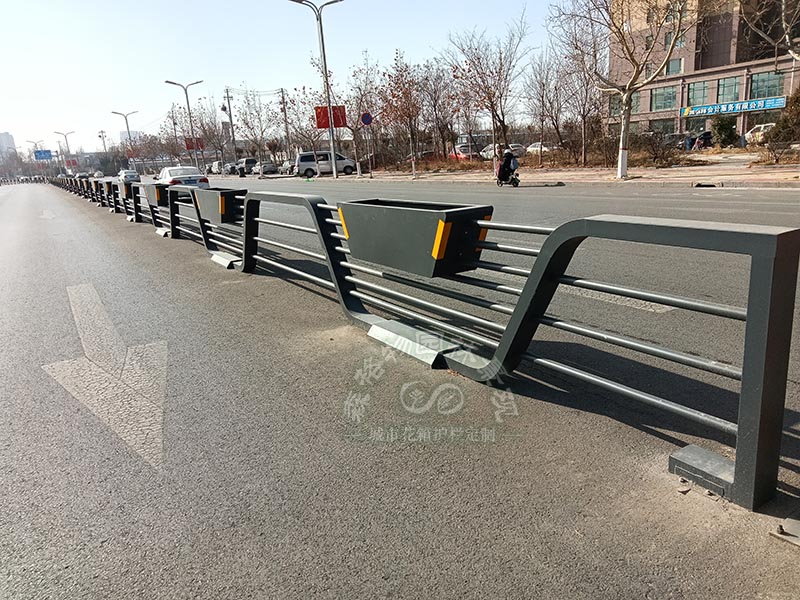 河南花箱案例：山東德州中央隔離船型花箱護欄案例