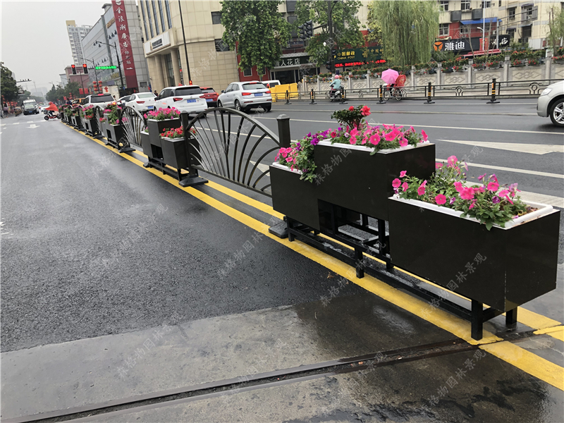 森格物道路隔離帶的PVC花箱 是如何設(shè)計(jì)的？