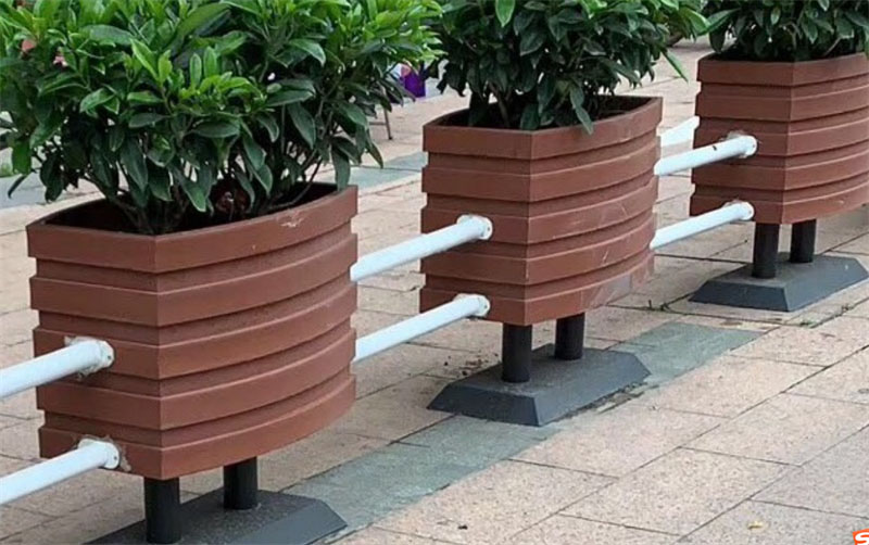 PVC花箱花盒與實(shí)木花箱花盒相比有什么優(yōu)勢(shì)？