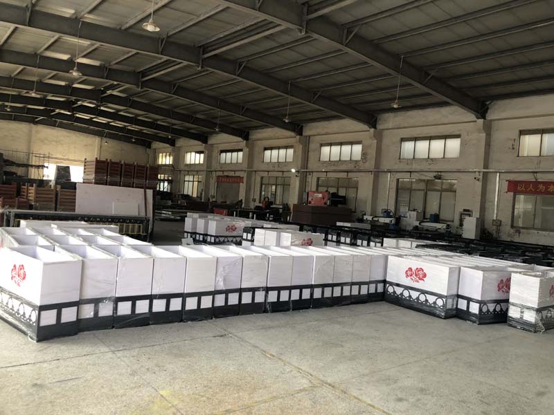 pvc道路景觀花箱已是道路綠化的常規(guī)解決方案之一