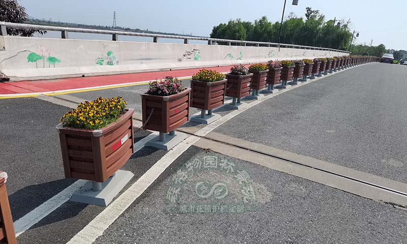 鋁合金一桶一鏈花箱外觀曲線靈動(dòng)、柔美、富有變化