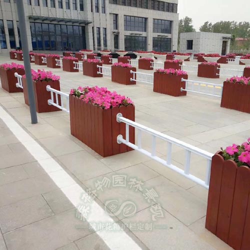 仿實(shí)木PVC花箱護(hù)欄
