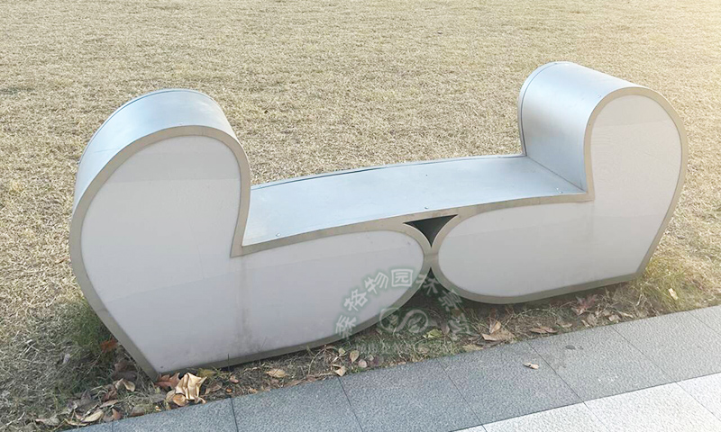 心形不銹鋼景觀坐凳定制：藝術(shù)與實(shí)用的完美融合