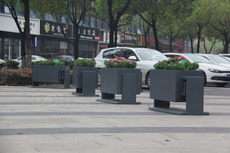 浙江嘉興停車場(chǎng)道路隔離花箱案例