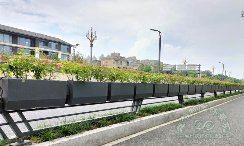 道路自動(dòng)噴淋裝置馬鞍花箱案例