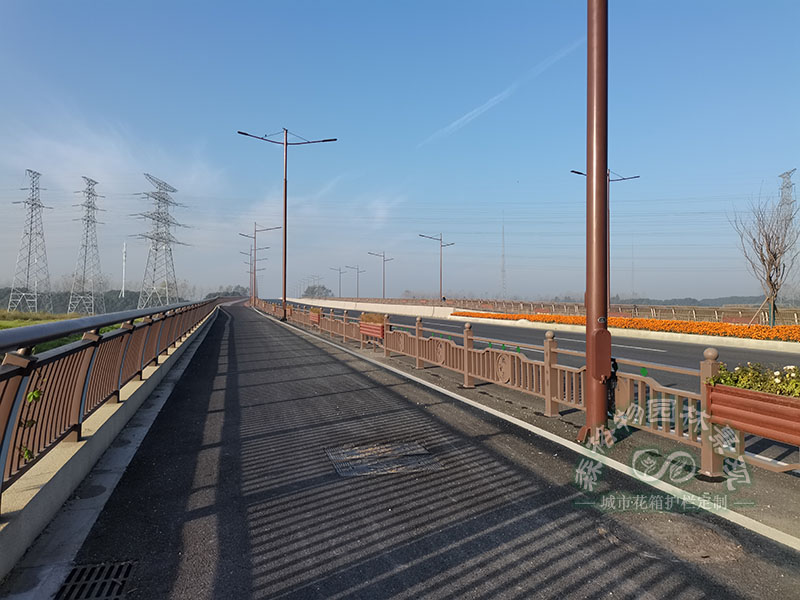 橋梁鋁合金花箱護(hù)欄案例