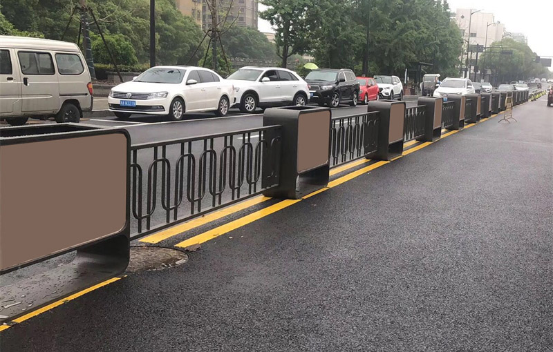 采購花箱如何選擇適合的戶外護欄花箱？