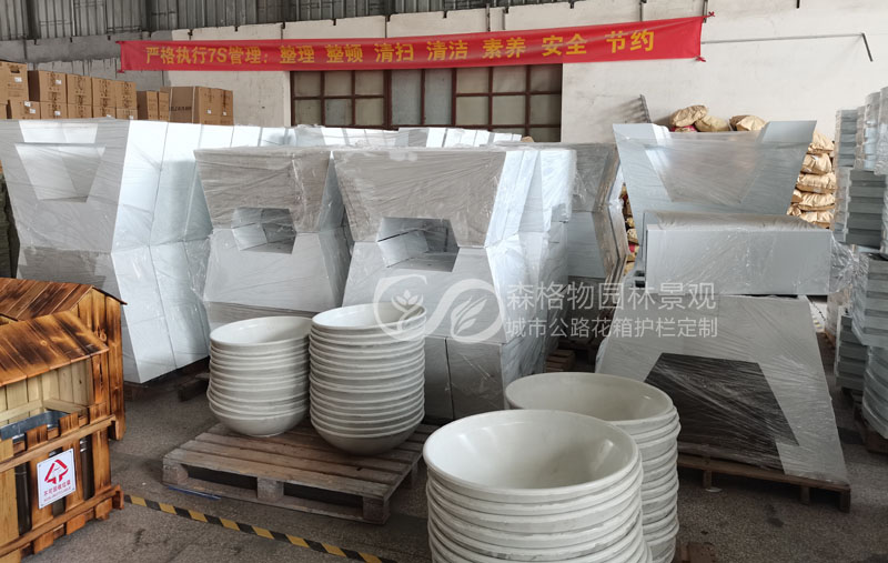 作為花箱廠家來(lái)談一談戶(hù)外道路花箱