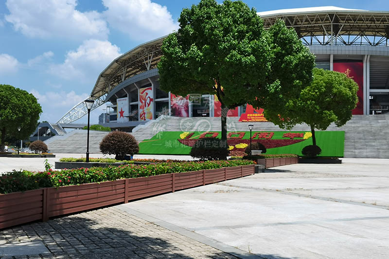 道路上的隔離花箱護(hù)欄有哪些款式？