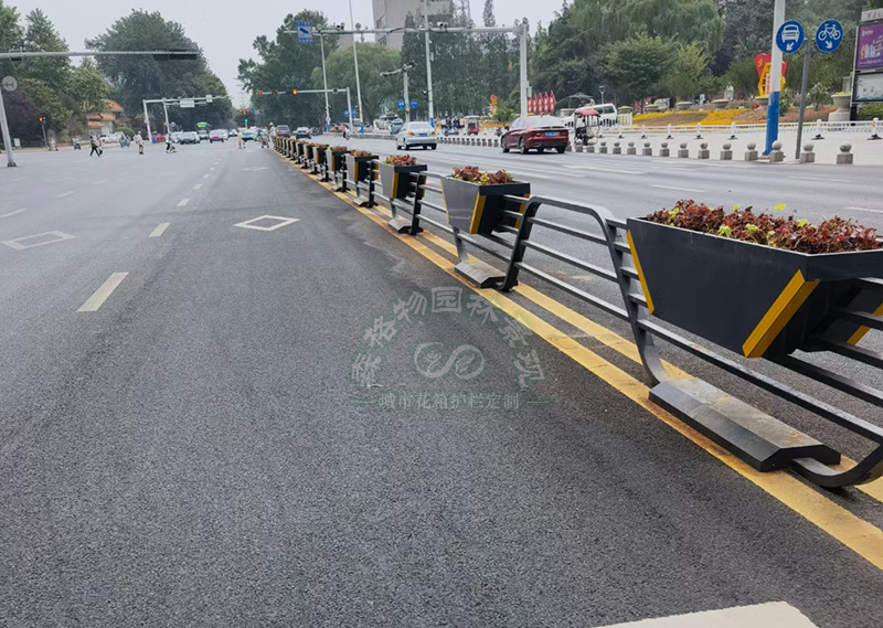 道路上的隔離花箱護(hù)欄，采購(gòu)護(hù)欄新選擇