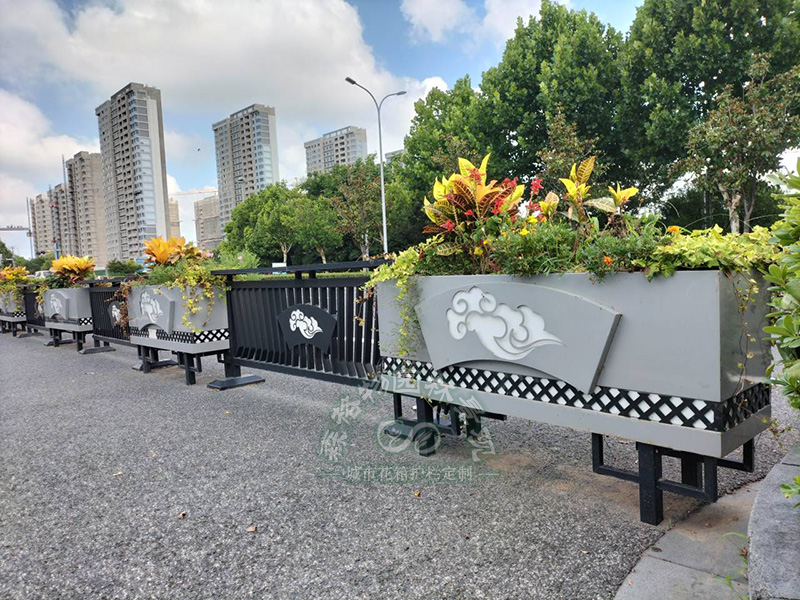 道路隔離花箱的作用！道路隔離花箱讓鮮花芬芳整個(gè)城市