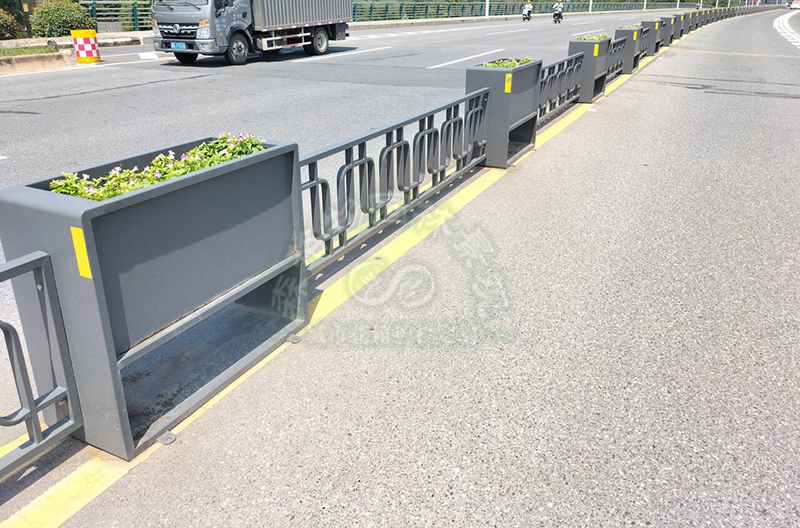 什么是不銹鋼景觀花箱護(hù)欄