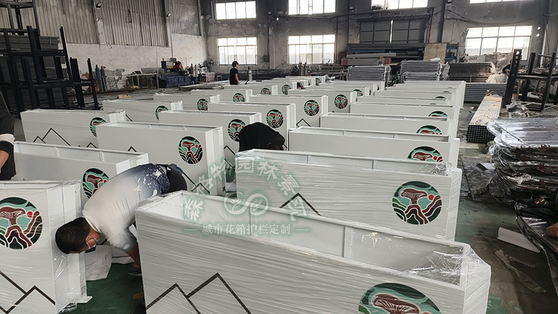 一座城一道風景，打造具有當?shù)匚幕厣氖姓缆坊ㄏ渥o欄